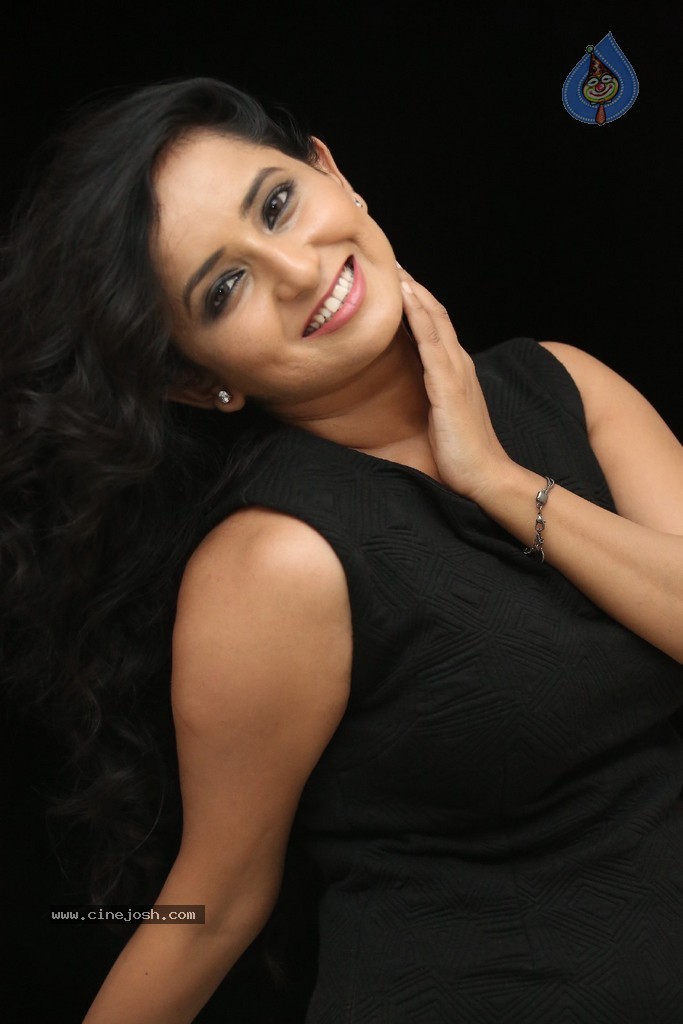 Ishika Singh New Hot Stills - 59 / 152 photos