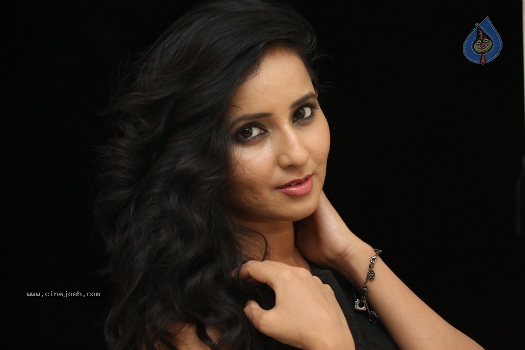 Ishika Singh New Hot Stills - 60 / 152 photos