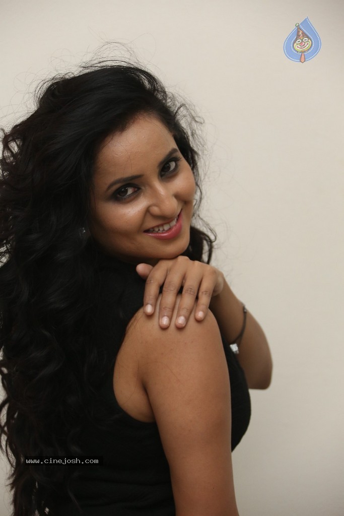 Ishika Singh New Hot Stills - 61 / 152 photos