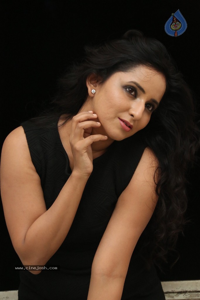 Ishika Singh New Hot Stills - 63 / 152 photos