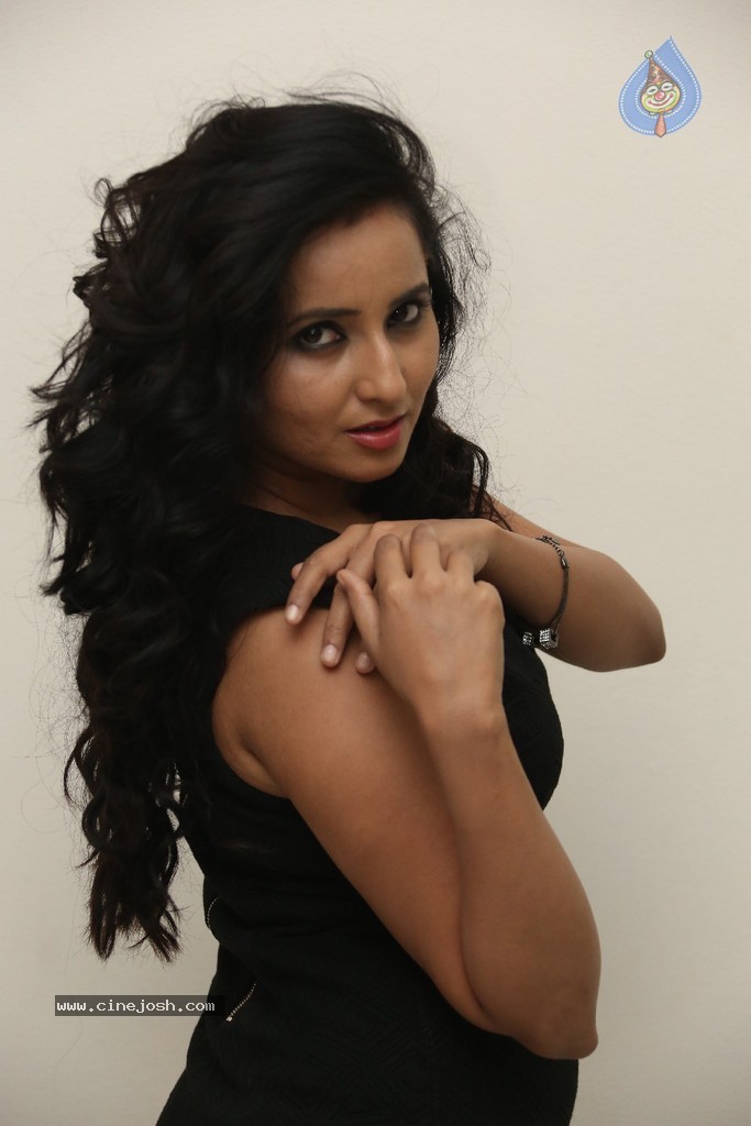 Ishika Singh New Hot Stills - 91 / 152 photos