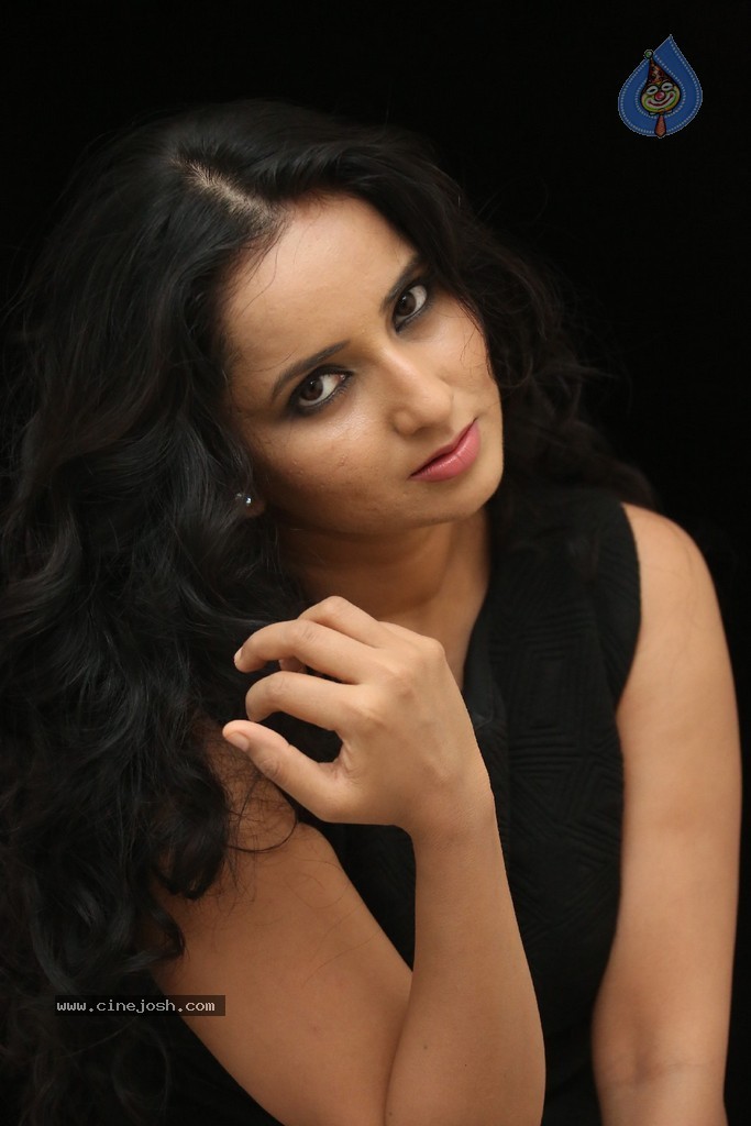 Ishika Singh New Hot Stills - 144 / 152 photos