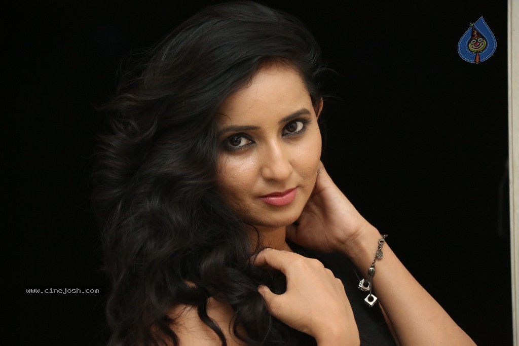 Ishika Singh New Hot Stills - 147 / 152 photos