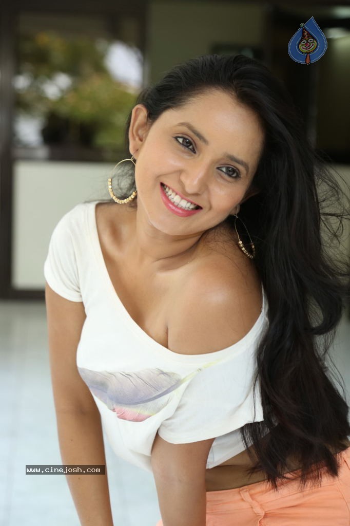 Ishika Singh New Spicy Stills - 41 / 152 photos