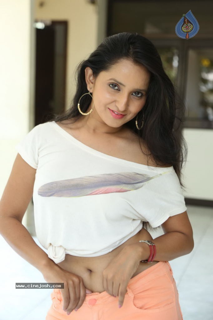 Ishika Singh New Spicy Stills - 70 / 152 photos