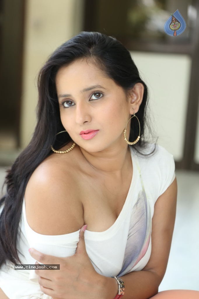 Ishika Singh New Spicy Stills - 86 / 152 photos