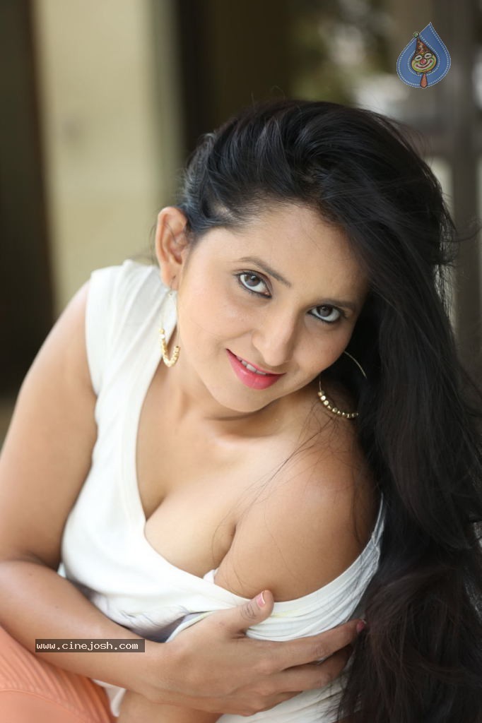 Ishika Singh New Spicy Stills - 95 / 152 photos