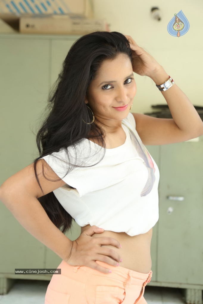 Ishika Singh New Spicy Stills - 96 / 152 photos