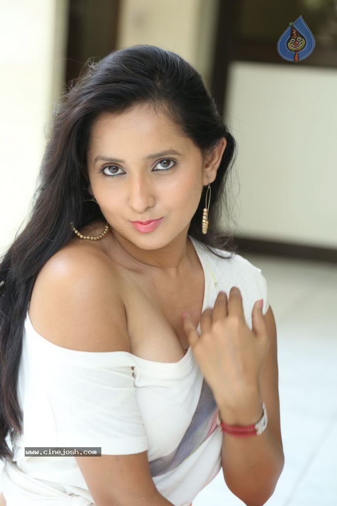 Ishika Singh New Spicy Stills - 101 / 152 photos