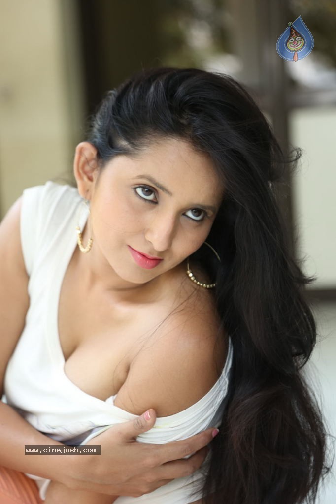 Ishika Singh New Spicy Stills - 105 / 152 photos