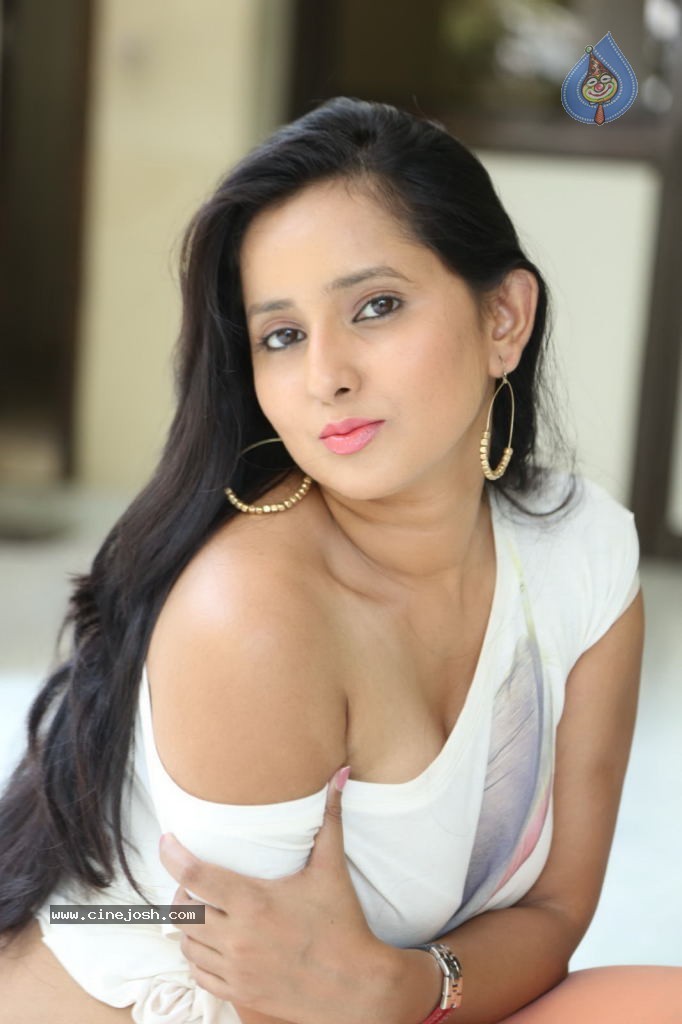 Ishika Singh New Spicy Stills - 110 / 152 photos