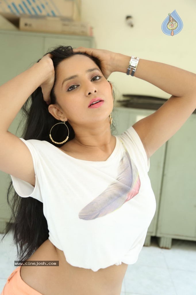 Ishika Singh New Spicy Stills - 134 / 152 photos