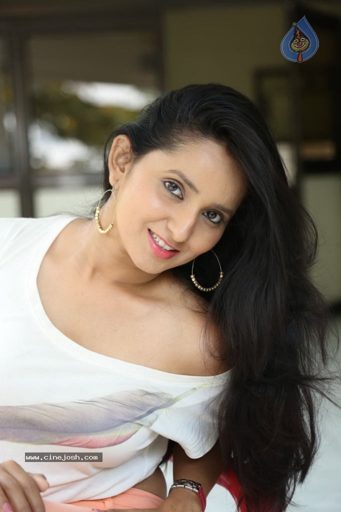 Ishika Singh New Spicy Stills - 136 / 152 photos