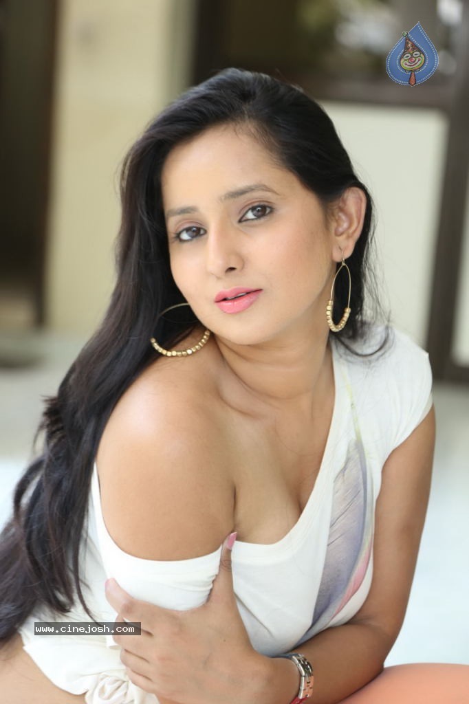 Ishika Singh New Spicy Stills - 138 / 152 photos