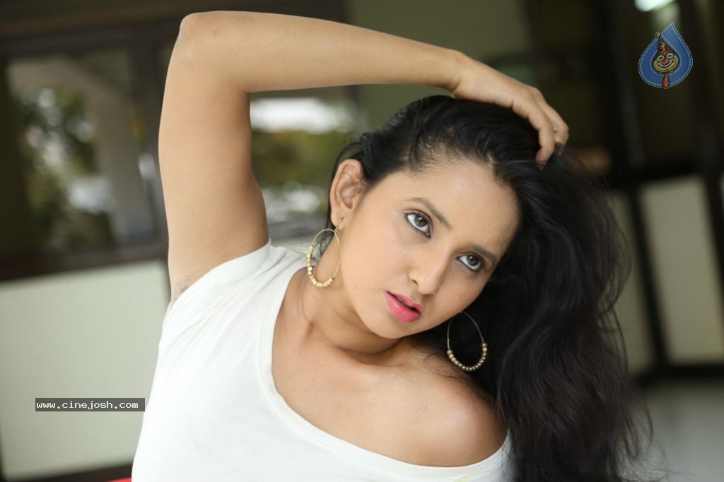 Ishika Singh New Spicy Stills - 146 / 152 photos