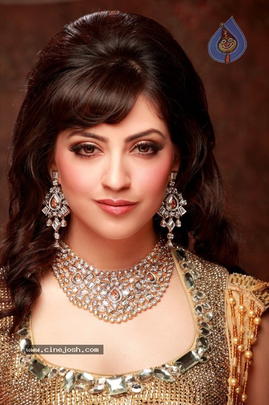 Ishita New Stills - 5 / 46 photos