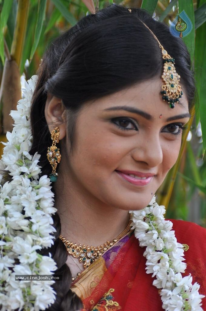 Aishwarya Stills - 38 / 60 photos