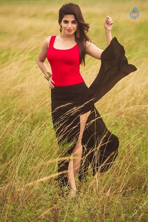 Iswarya Menon New Photos - 5 / 17 photos