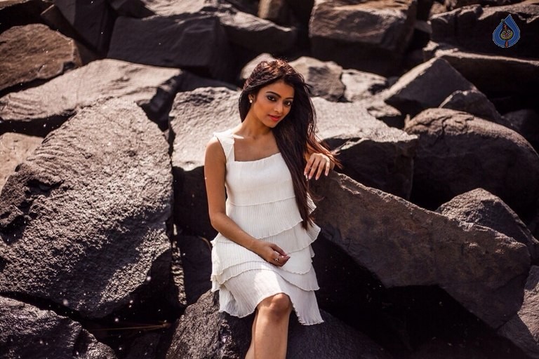 Janani Iyer Latest Photos - 4 / 10 photos