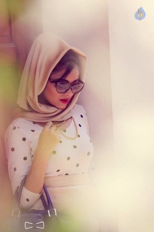 Janani Iyer Latest Photos - 7 / 10 photos