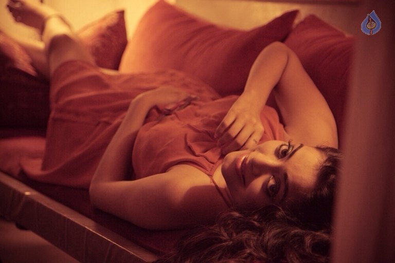 Janani Iyer Latest Photos - 8 / 10 photos