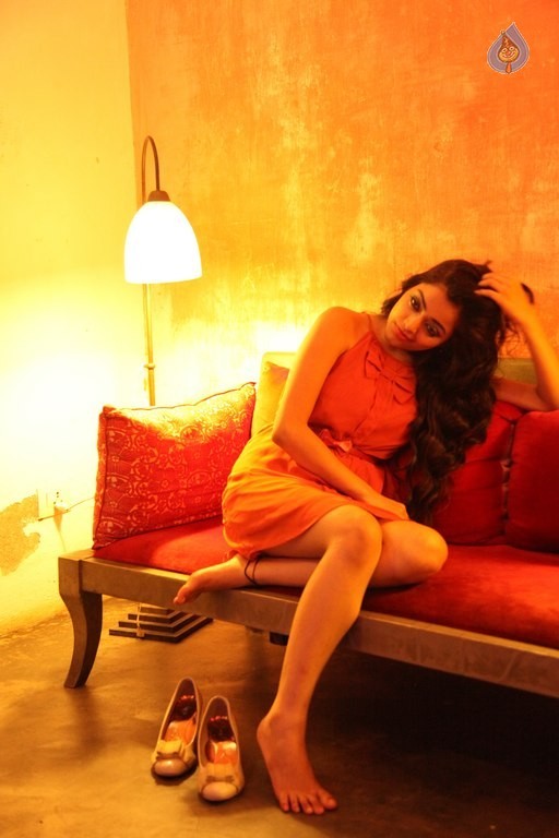 Janani Iyer Latest Photos - 9 / 10 photos