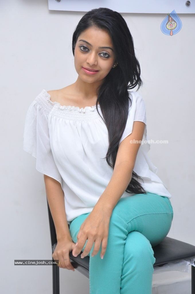 Janani Iyer Latest Stills - 8 / 68 photos
