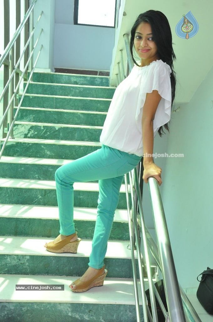 Janani Iyer Latest Stills - 16 / 68 photos