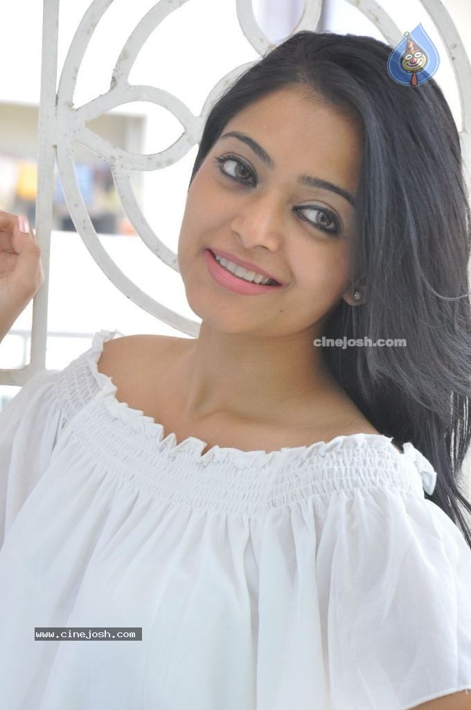 Janani Iyer Latest Stills - 40 / 68 photos