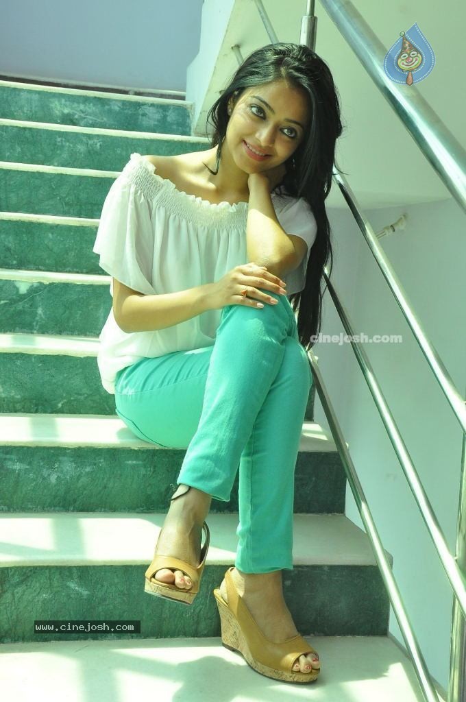 Janani Iyer Latest Stills - 63 / 68 photos