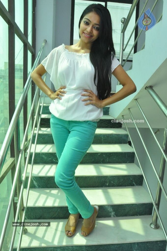 Janani Iyer Latest Stills - 65 / 68 photos