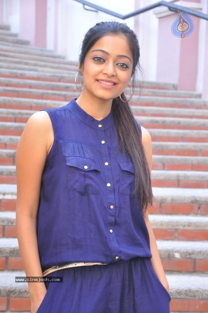 Janani Iyer Stills - 6 / 71 photos