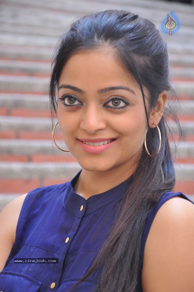 Janani Iyer Stills - 16 / 71 photos