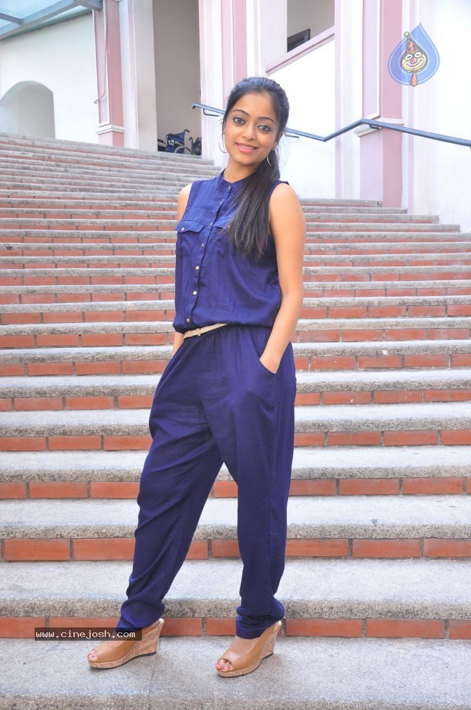 Janani Iyer Stills - 19 / 71 photos