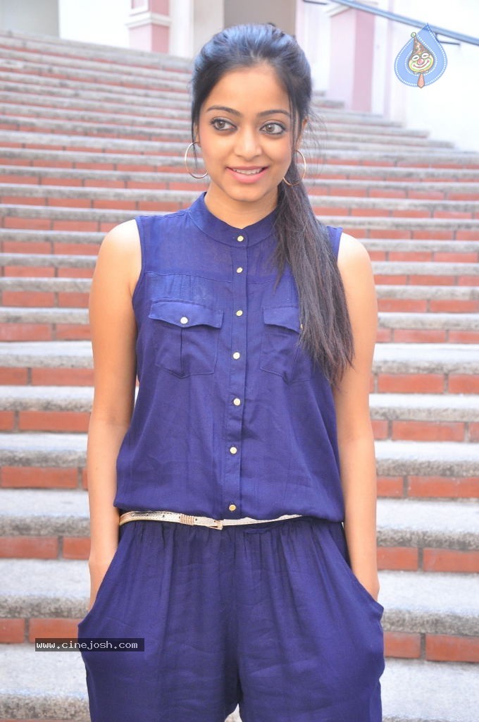 Janani Iyer Stills - 21 / 71 photos