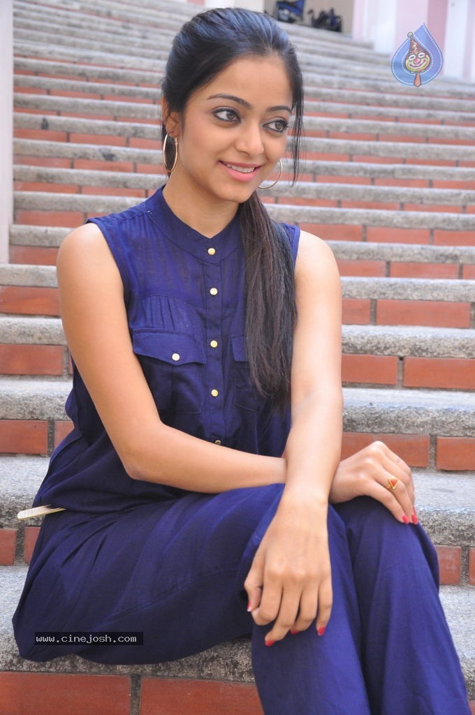 Janani Iyer Stills - 23 / 71 photos