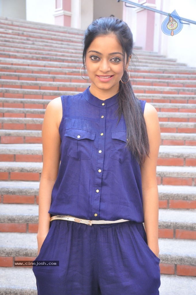 Janani Iyer Stills - 29 / 71 photos