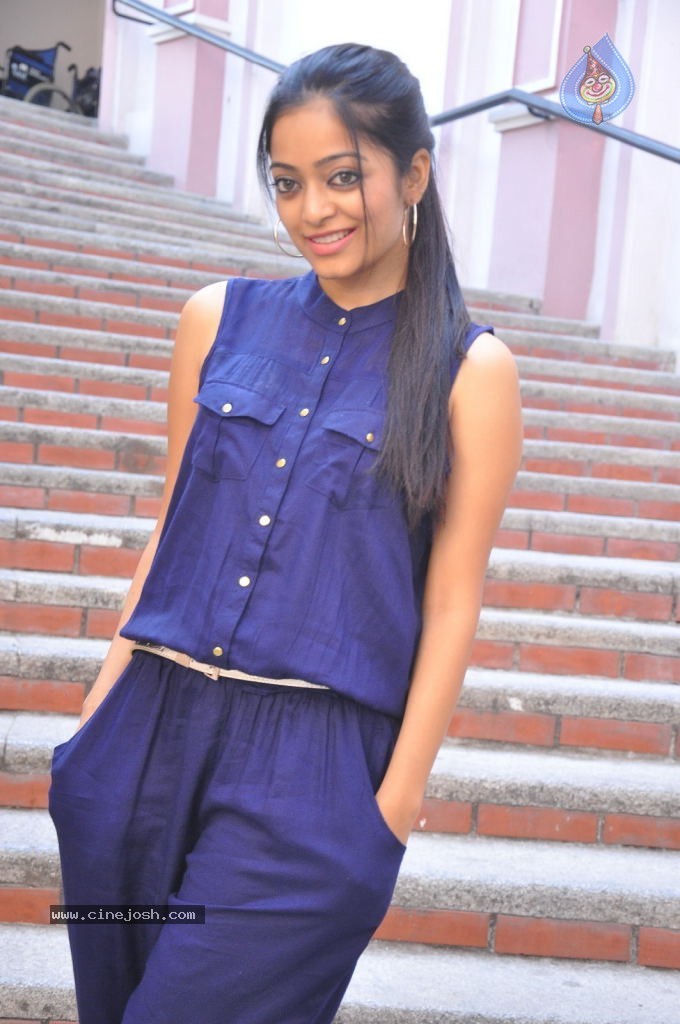 Janani Iyer Stills - 30 / 71 photos