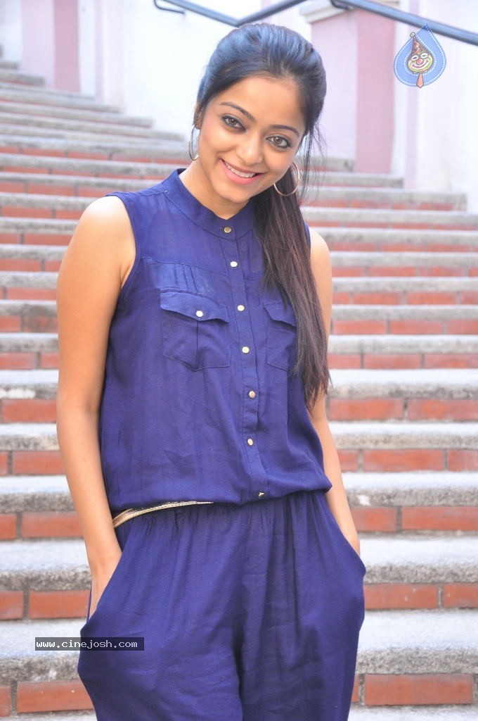 Janani Iyer Stills - 32 / 71 photos