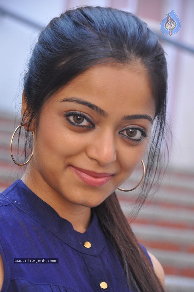 Janani Iyer Stills - 38 / 71 photos