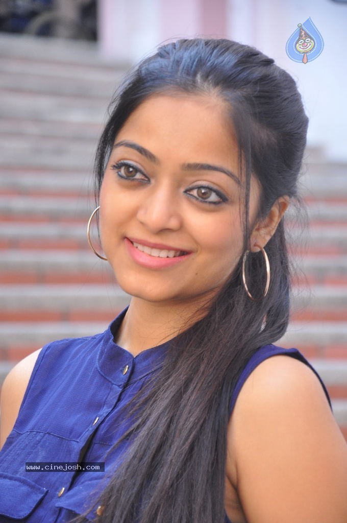 Janani Iyer Stills - 42 / 71 photos