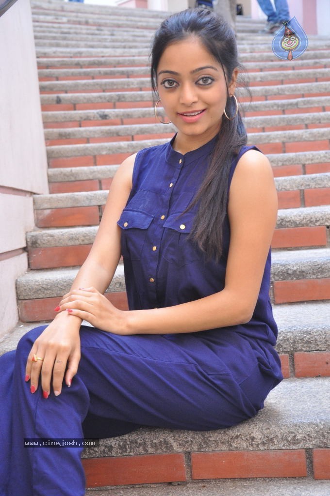 Janani Iyer Stills - 45 / 71 photos