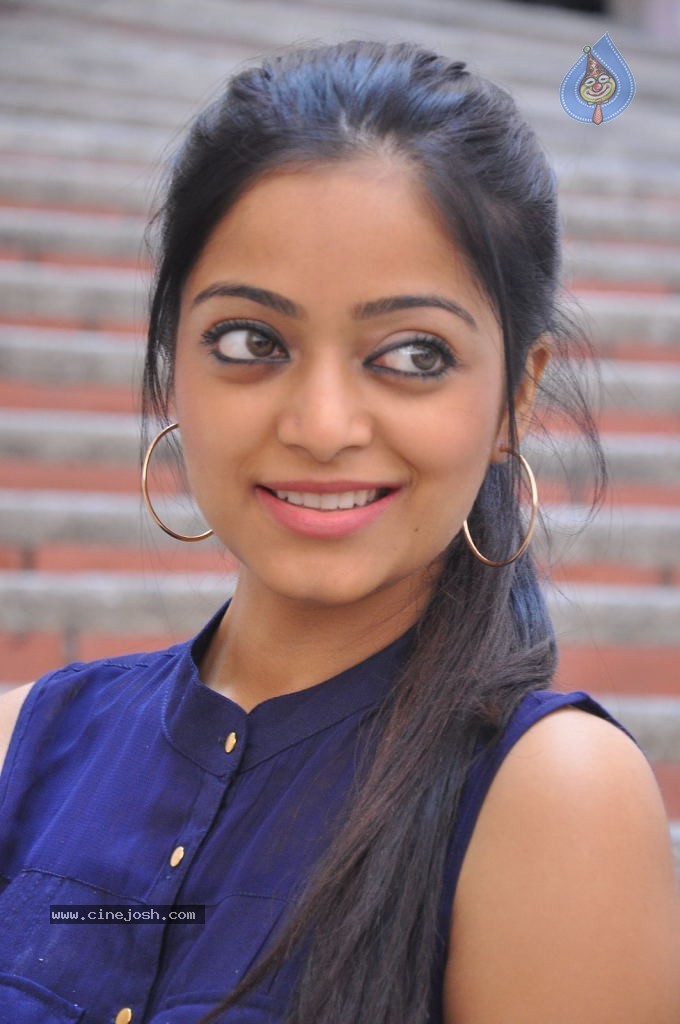 Janani Iyer Stills - 50 / 71 photos