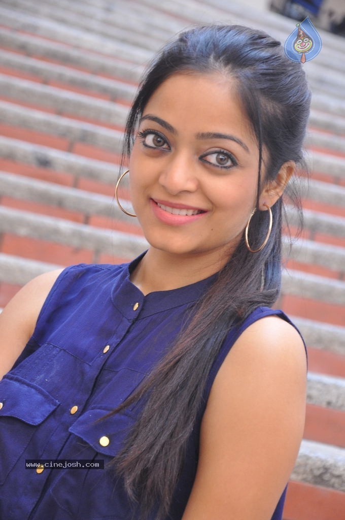 Janani Iyer Stills - 54 / 71 photos