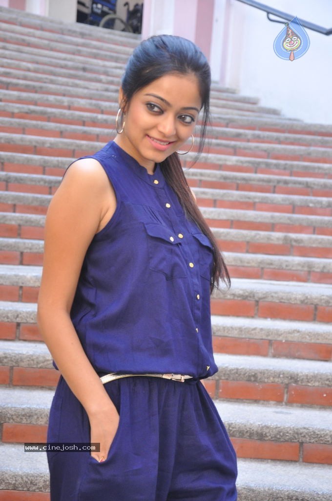 Janani Iyer Stills - 55 / 71 photos