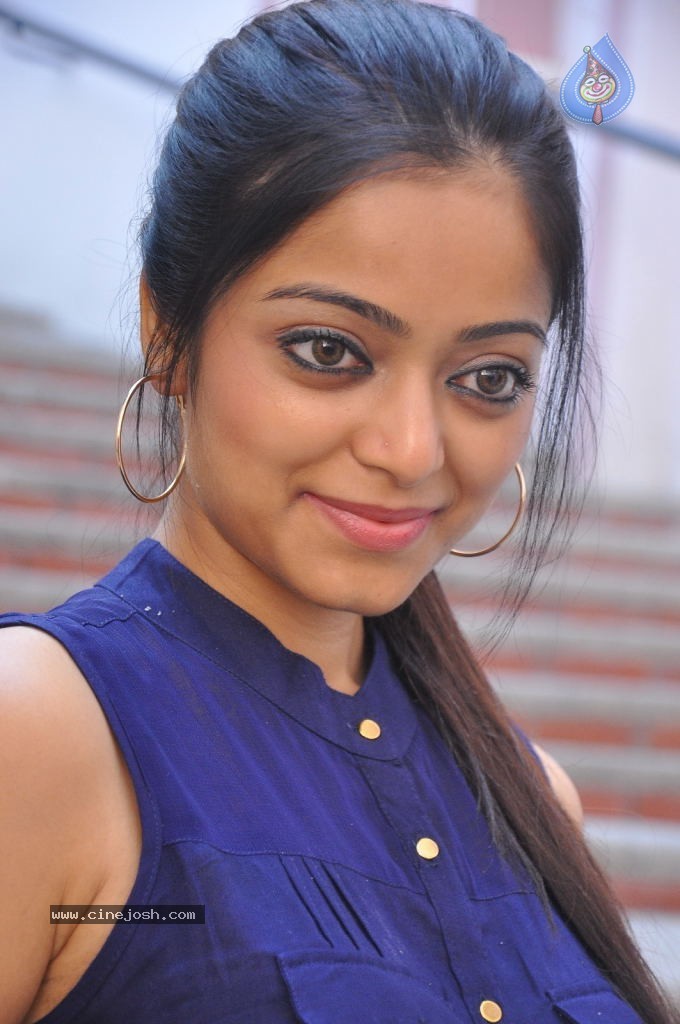 Janani Iyer Stills - 60 / 71 photos