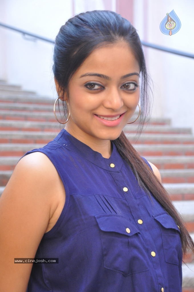 Janani Iyer Stills - 71 / 71 photos