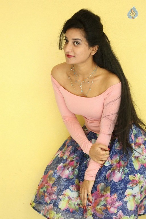 Janani Latest Photos - 5 / 17 photos