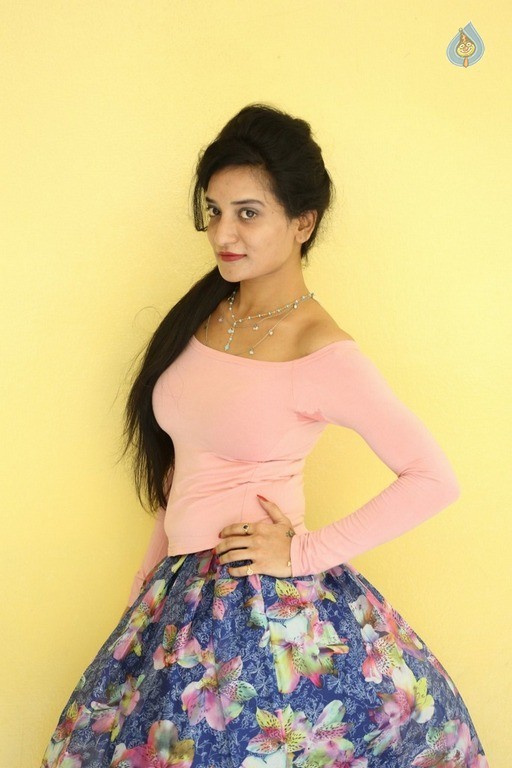 Janani Latest Photos - 10 / 17 photos