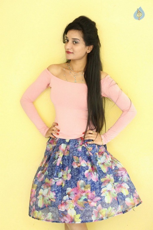 Janani Latest Photos - 14 / 17 photos